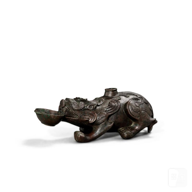 A bronze 'mythical beast' water dropper, Six dynasties | 六朝 銅瑞獸形硯滴 - 图2